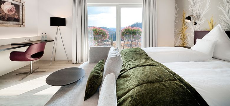 Hotel Kronelamm im Schwarzwald: Komfortdoppelzimmer Talblick im Haupthaus image #1